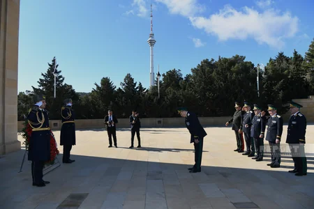 Ədliyyə Nazirliyinin kollektivi Fəxri və Şəhidlər xiyabanlarını ziyarət edib
