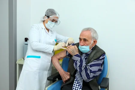 “Qocalar evi” və sığınacağın sakinləri də vaksinasiya olunur