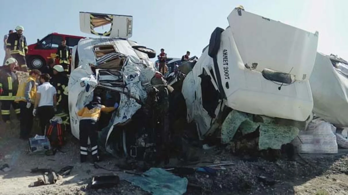 В двух ДТП в Турции погибли 13, ранены 11 человек - ВИДЕО