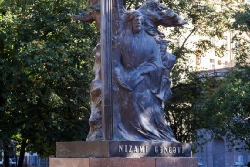 Heydər Əliyev Fondu Sankt-Peterburqdakı Nizami Gəncəvi bağında bərpa işləri aparıb