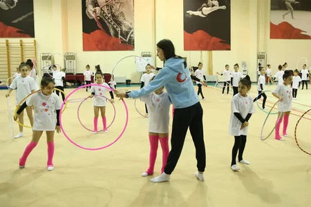 Ukraynanın tanınmış gimnastı Bakıda ustad dərsləri keçib