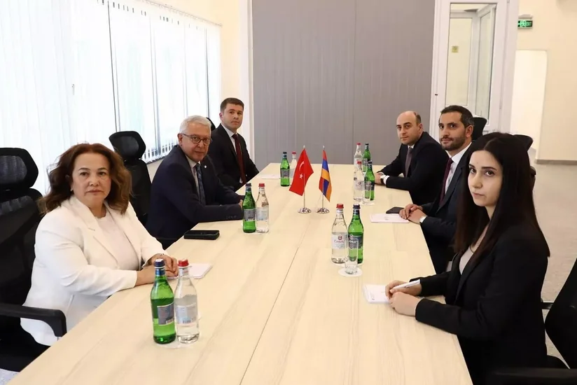 Представители Турции и Армении встретились на границе