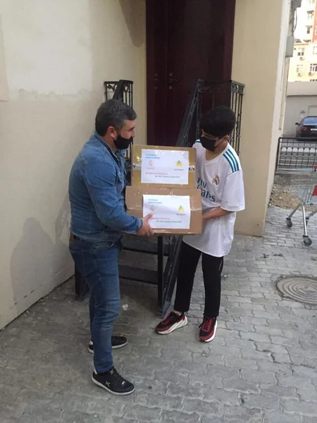 Real Madrid Fondu futbol məktəbinin üzvlərinə ərzaq yardımı edib