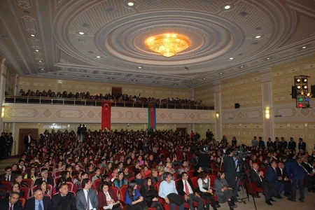 Abel Məhərrəmov Türkan Şoraya BDU-nun qızıl medalını təqdim edib