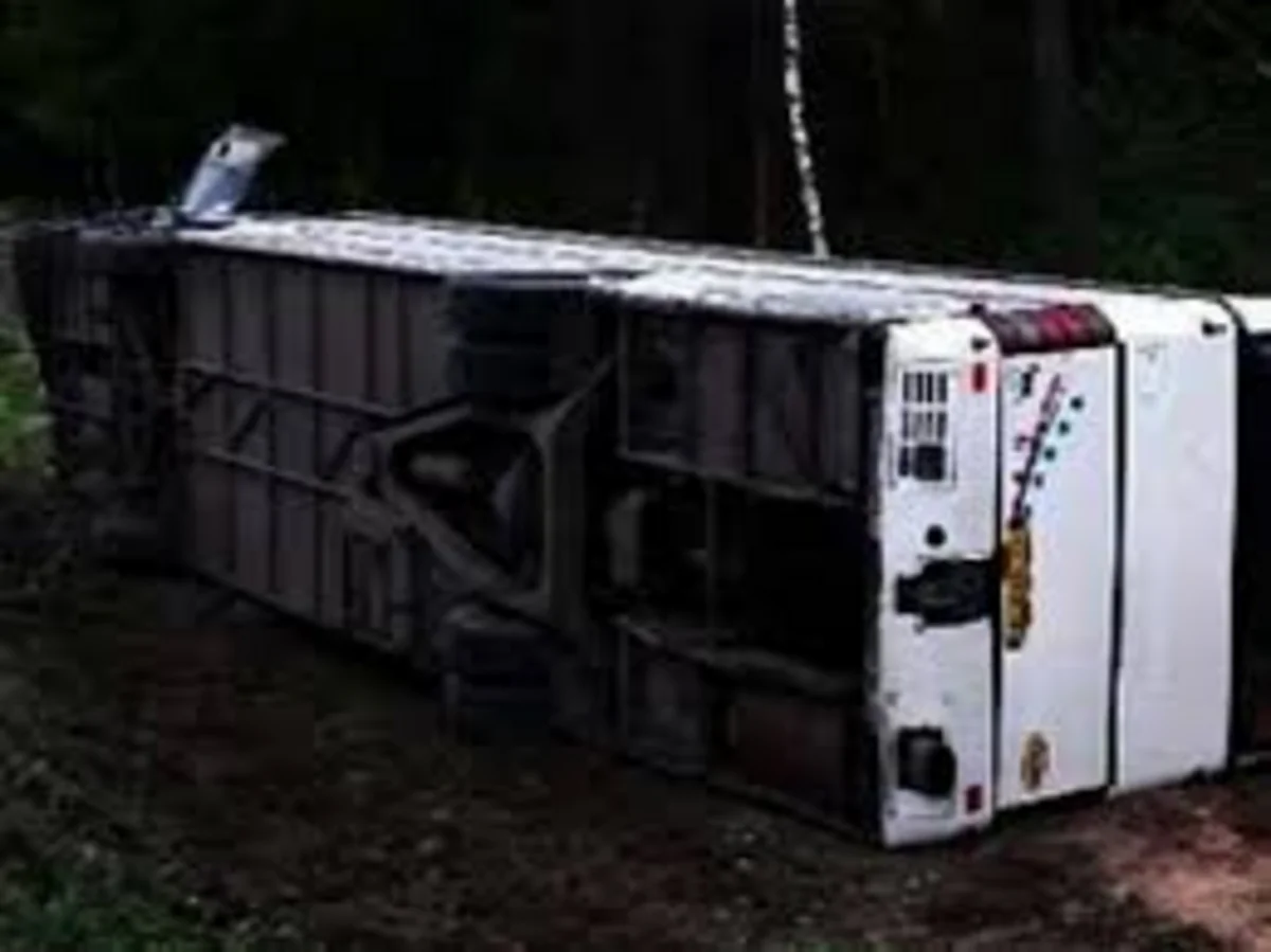 İspaniyada tələbələri daşıyan avtobus qəzaya düşüb: 14 ölü