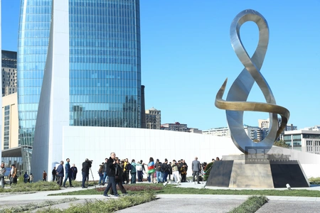 Azərbaycan xalqı Zəfər parkını ziyarət edir - FOTOREPORTAJ