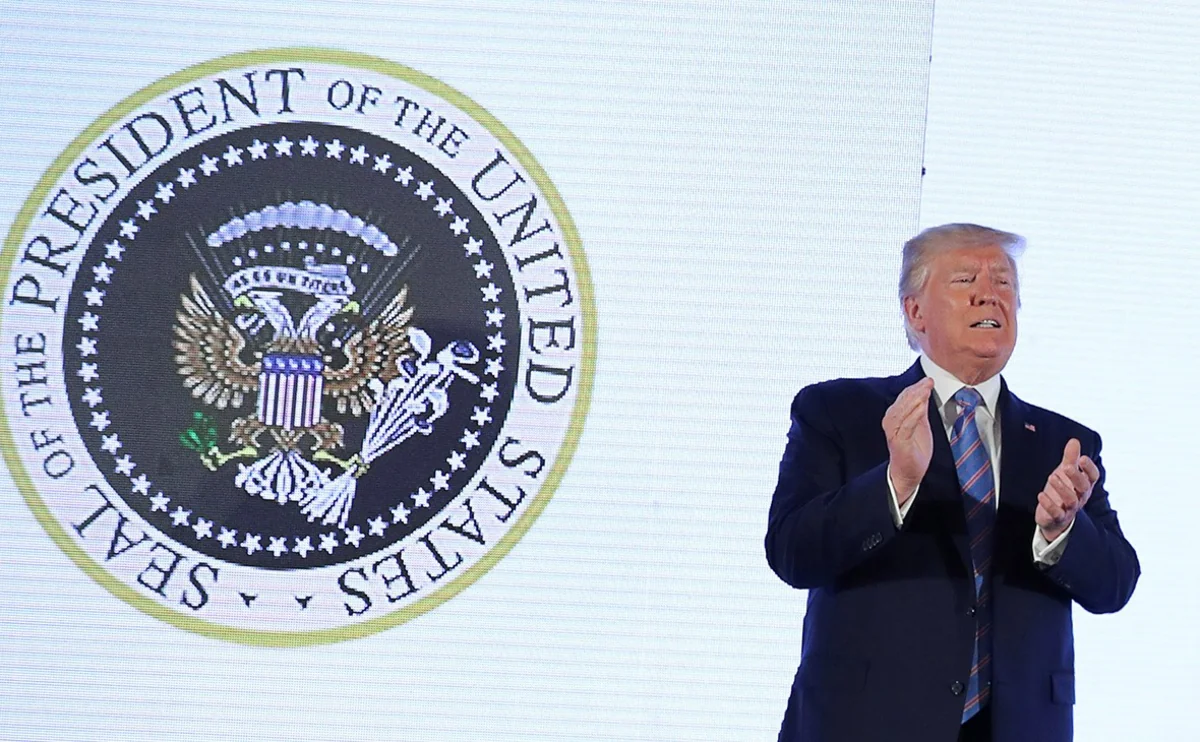 Трамп выступил на фоне двуглавого орла с клюшками для гольфа
