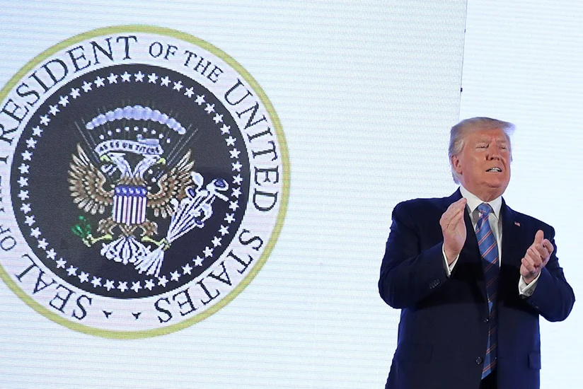 Трамп выступил на фоне двуглавого орла с клюшками для гольфа
