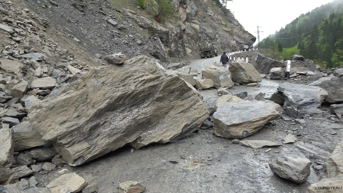 Çində qaya uçqunu nəticəsində 19 nəfər ölüb