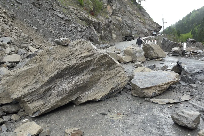 Çində qaya uçqunu nəticəsində 19 nəfər ölüb