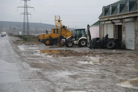 Bakının yağış mənzərəsi: avtomobil və piyada yolları su altında qalıb - FOTOREPORTAJ