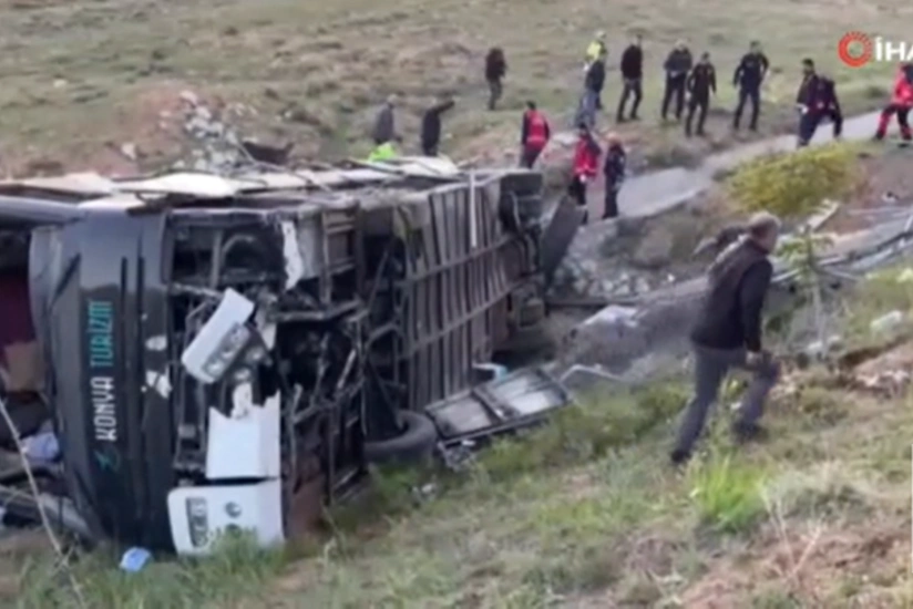Student bus crashes in Turkiye, killing 3 and injuring over 40