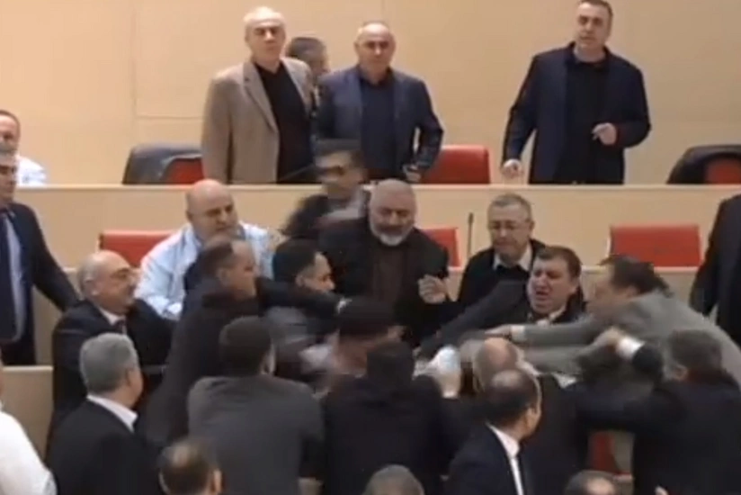 Gürcüstan parlamentində kütləvi dava baş verib
