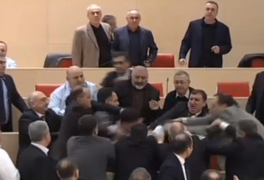 Gürcüstan parlamentində kütləvi dava baş verib