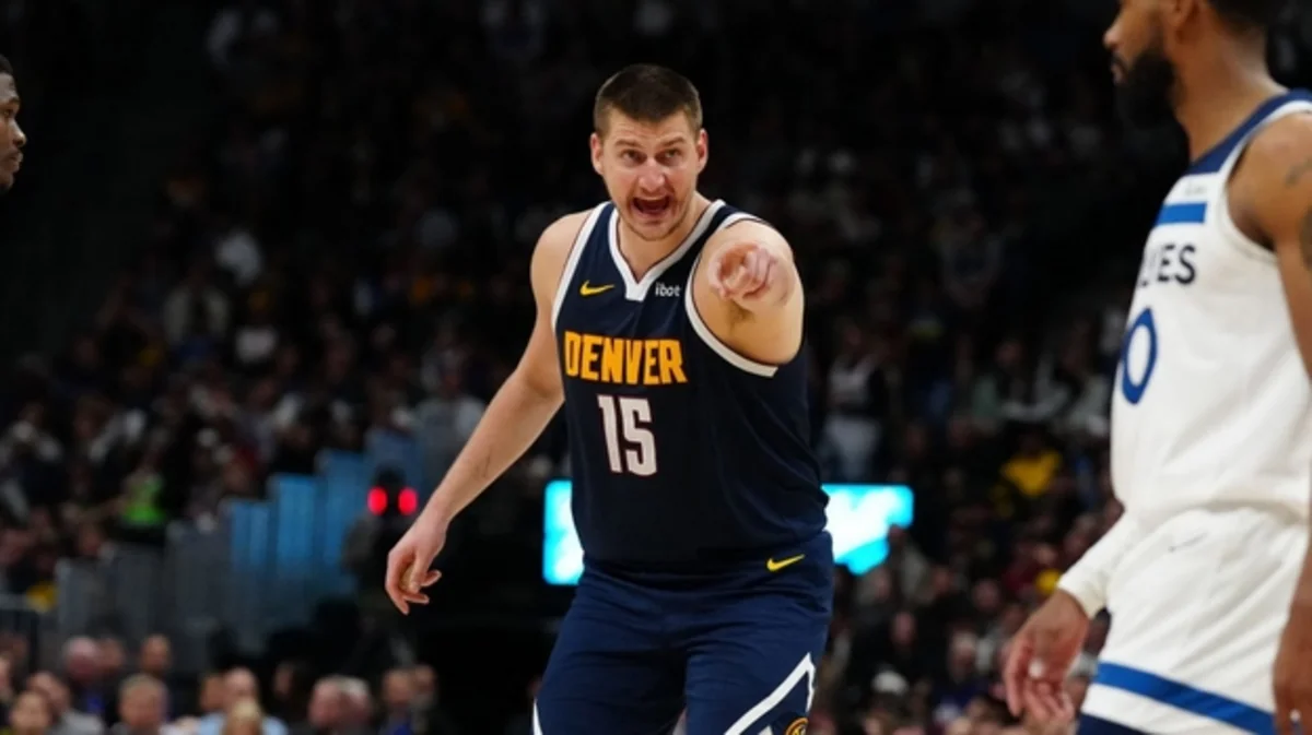 Nikola Yokiç NBA-da əfsanəvi basketbolçunu geridə qoyub