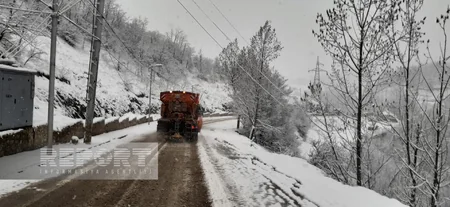 Şuşaya qar yağır, yollar təmizlənir 