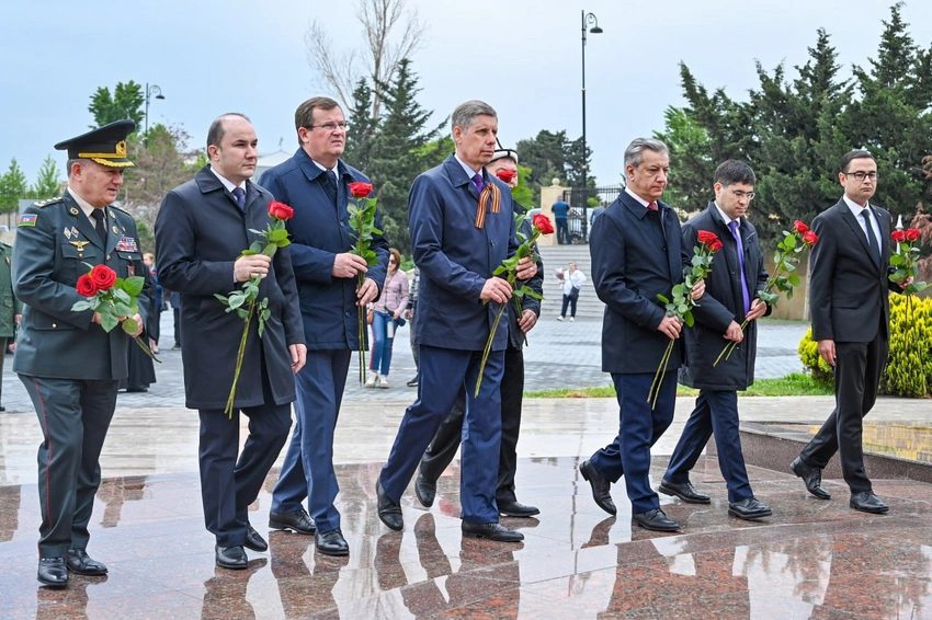 MDB ölkələrinin səfirləri Bakıda “Qardaşlıq məzarlığı” Memorial kompleksi önünə gül dəstələri qoyub