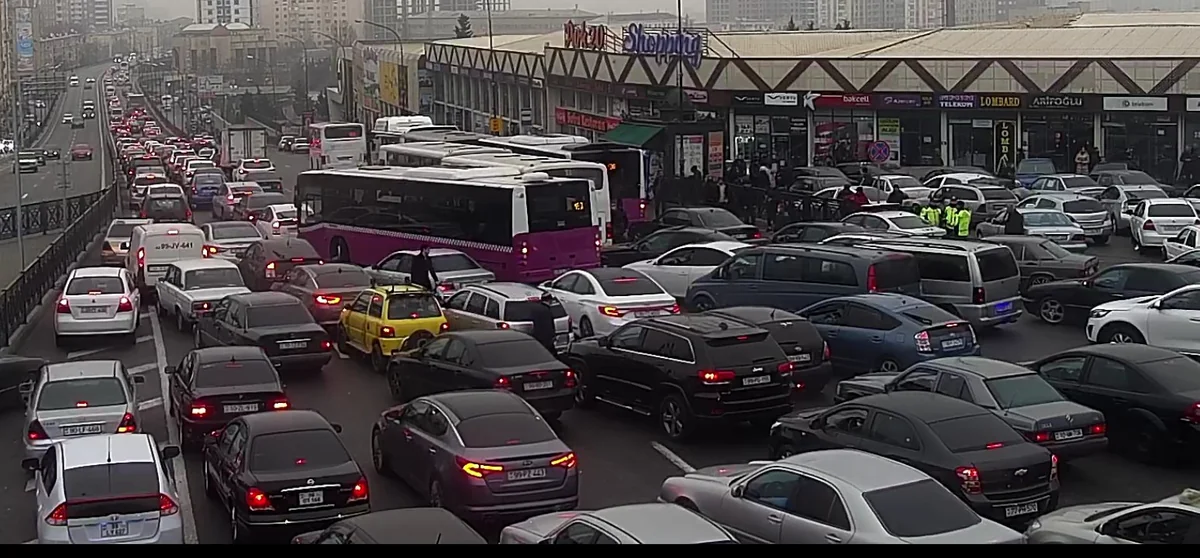 Bakıda bir sıra küçələrdə avtobusların hərəkəti çətinləşib