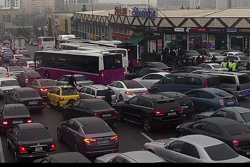 Bakıda bir sıra küçələrdə avtobusların hərəkəti çətinləşib