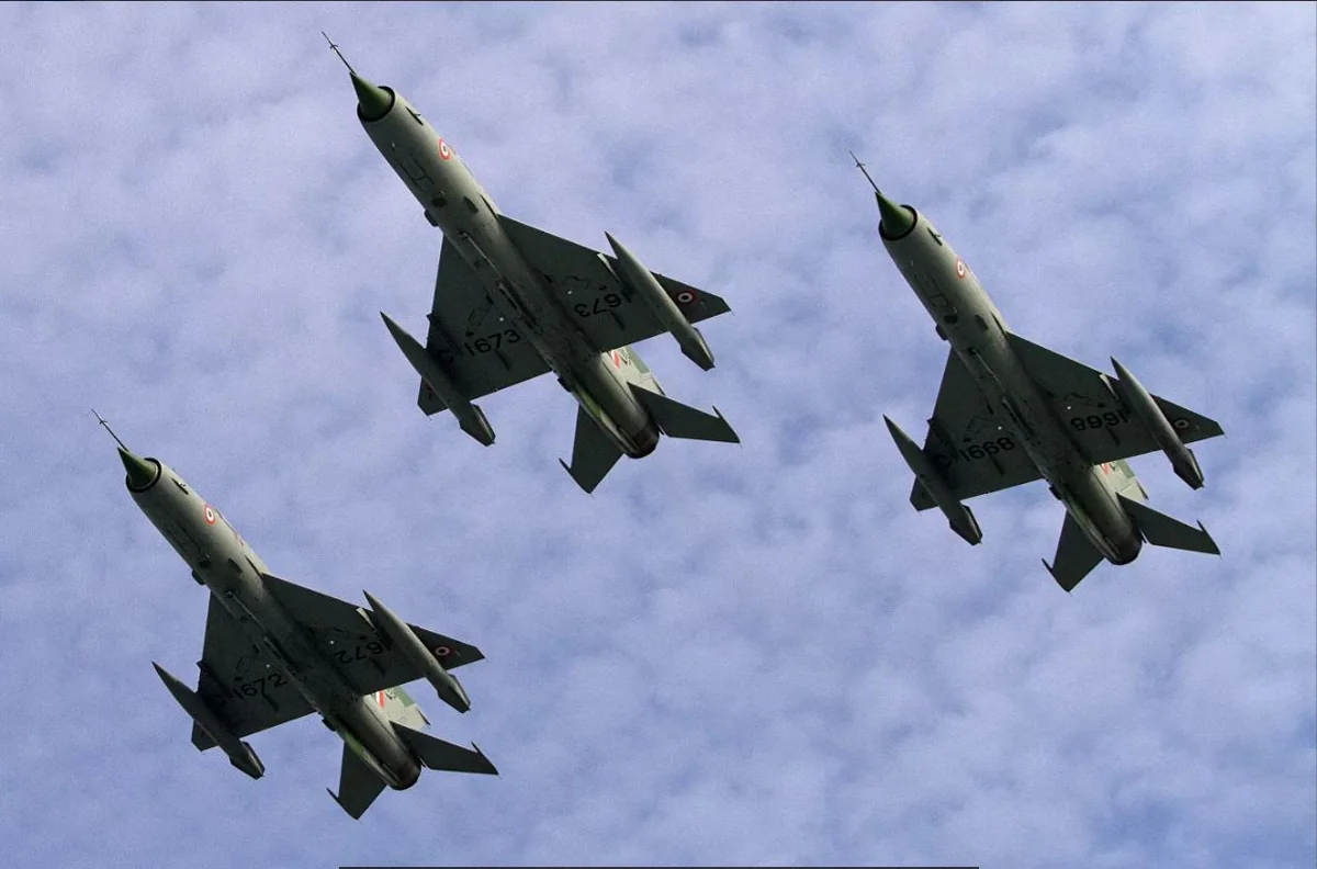 Hindistanda hərbi təyyarə qəzaya uğrayıb, ölən var