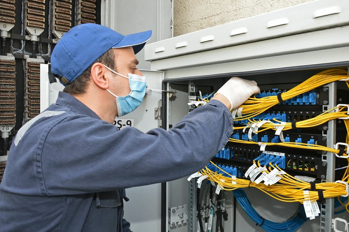 “Baktelecom” “İçərişəhər”də və mərkəzi küçələrdə optik şəbəkəyə keçidi sürətləndirib