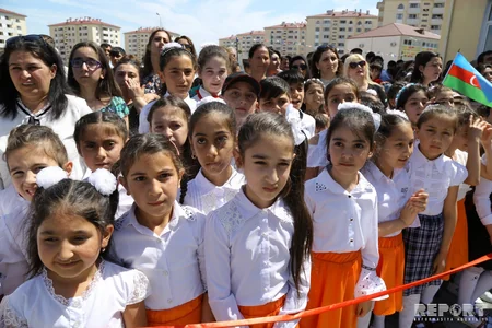 Təhsil naziri məcburi köçkün şagirdlərin Son zəngində  - FOTOREPORTAJ