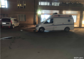 В Евлахе автомобиль врезался в препятствие, есть пострадавшие