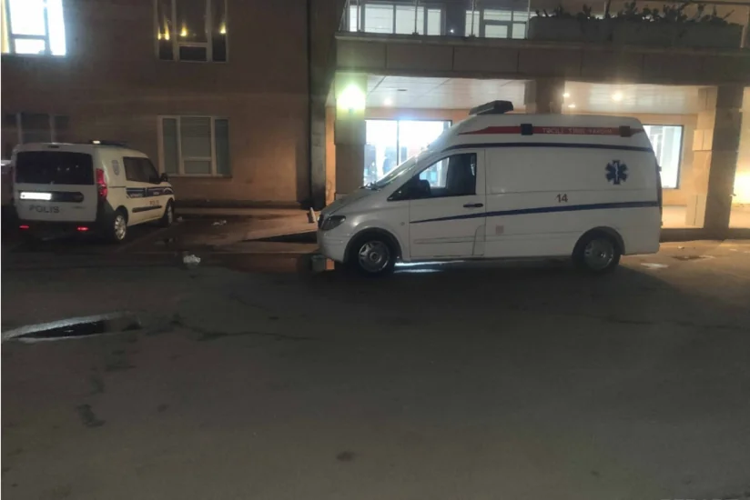 В Евлахе автомобиль врезался в препятствие, есть пострадавшие