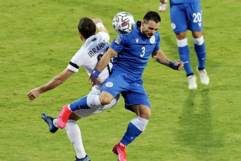 Albaniyalı azarkeş millimizin oyununu eyvandan izlədi