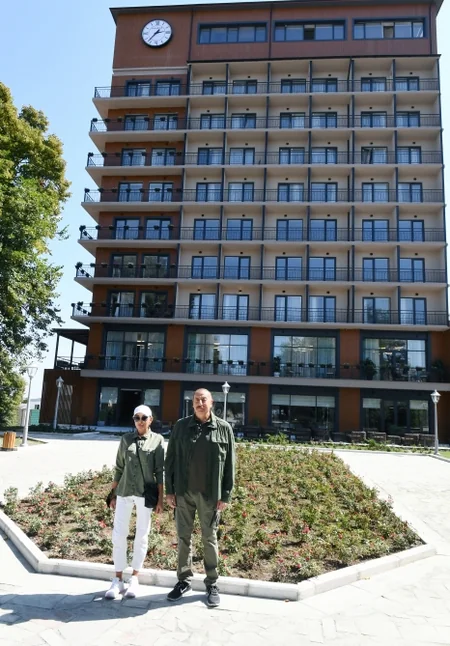 Prezident İlham Əliyev və Mehriban Əliyeva Şuşada “Qarabağ” hotelinin açılışında iştirak ediblər