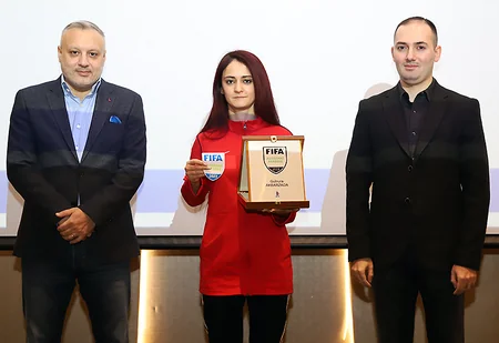 FIFA referilərinə emblemlər təqdim olunub