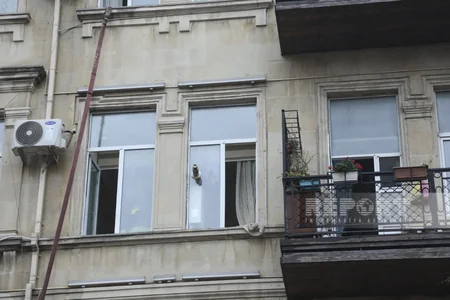 В центре Баку произошел пожар в жилом доме