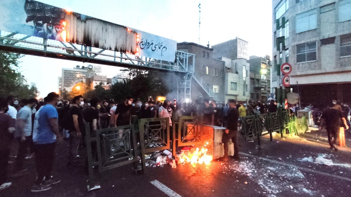 Qatilə çevrilən Tehran hakimiyyəti - arzuları gözündə qalan gənc Ayların ölümü - ŞƏRH