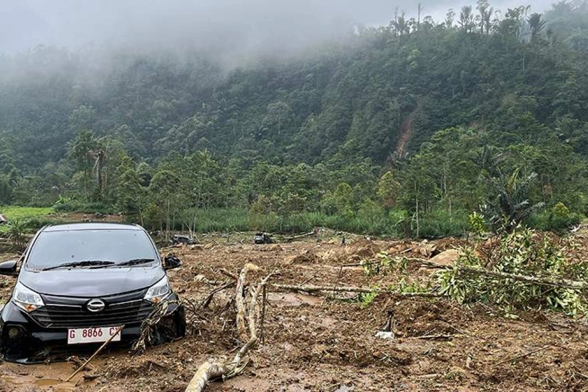 İndoneziyada daşqın və torpaq sürüşməsi qurbanlarının sayı 21-ə çatıb
