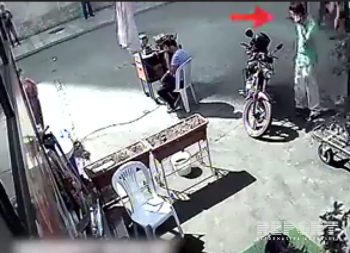 Bakıda motosiklet sahibinin gözü qarşısında qaçırılıb - VİDEO