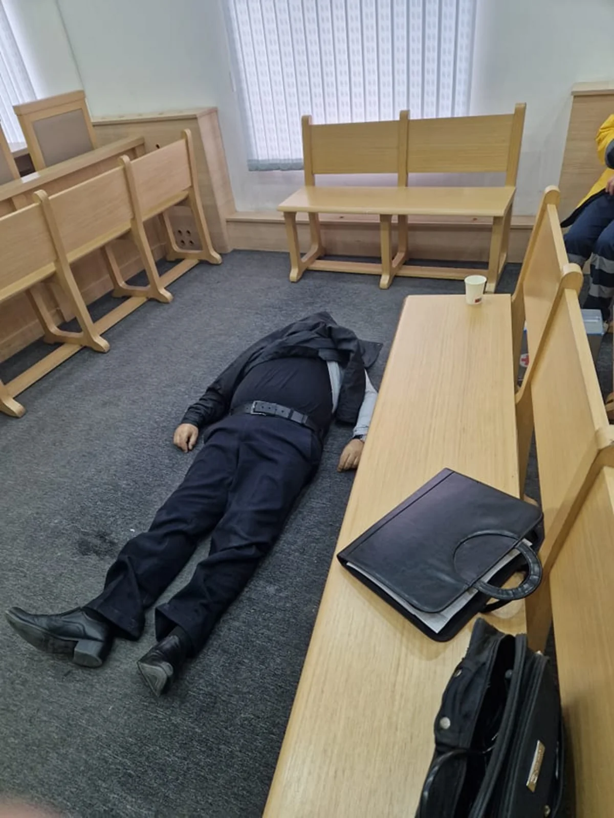 Bakı Ağır Cinayətlər Məhkəməsinin iclas zalında proses zamanı ölüm baş verib - FOTO