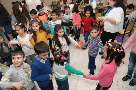 Heydər Əliyev Fondunun təşəbbüsü ilə kimsəsiz və xüsusi qayğıya ehtiyacı olan uşaqlar üçün Novruz şənlikləri keçirilib