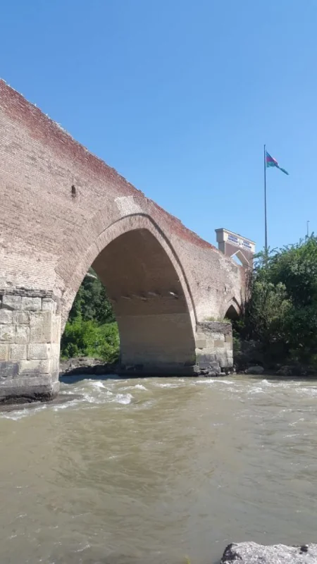 Azərbaycanın tarixi körpüsü bərpa olunur - FOTO