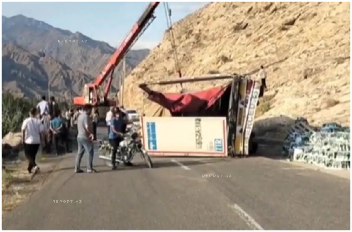 Naxçıvandan Bakıya gələn yük maşını İranda aşıb, mineral sular yola dağılıb