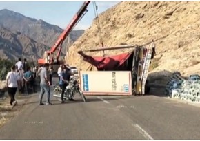 Naxçıvandan Bakıya gələn yük maşını İranda aşıb, mineral sular yola dağılıb