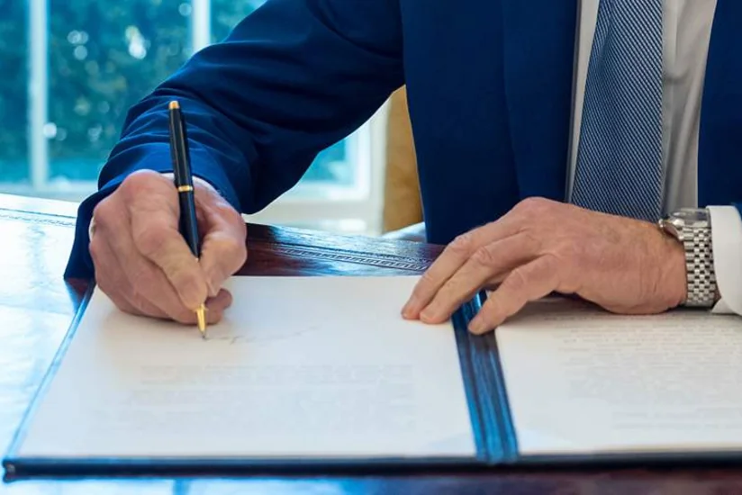 Байден намерен подписать законопроект о повышении потолка госдолга США 3 июня