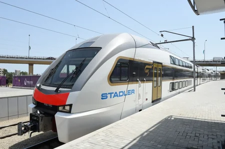 ​Prezident İlham Əliyev Bakıya gətirilən yeni elektrik qatarı ilə tanış olub
