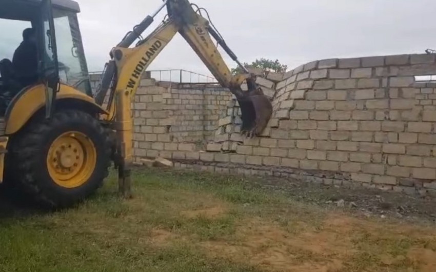 Göygöl və Gədəbəydə qanunsuz tikililər sökülüb 