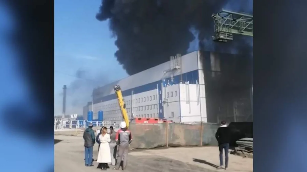 Три человека пострадали при пожаре на судоремонтном заводе в Карелии