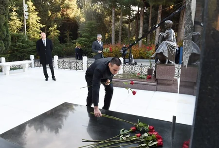 Prezident İlham Əliyev ümummilli lider Heydər Əliyevin məzarını ziyarət edib