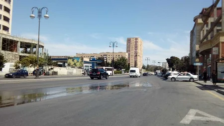 Bakının Məhəmməd Hadi küçəsində su borusu yenidən partlayıb