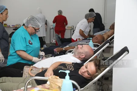 Allahşükür Paşazadə qan verib