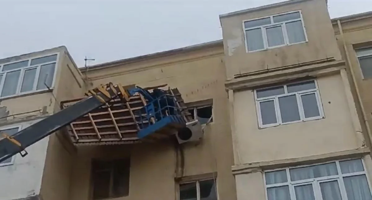 Güclü külək Bakıda yaşayış binasının damını uçurub