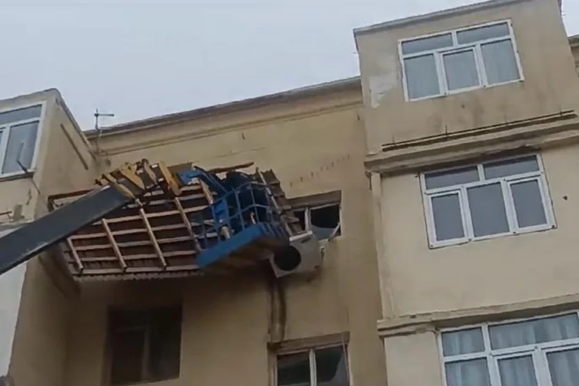 Сильный ветер снес крышу жилого дома в Баку