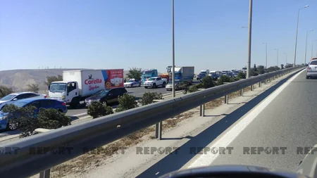 Bakıda avtomobil aşıb, yolda sıxlıq yaranıb